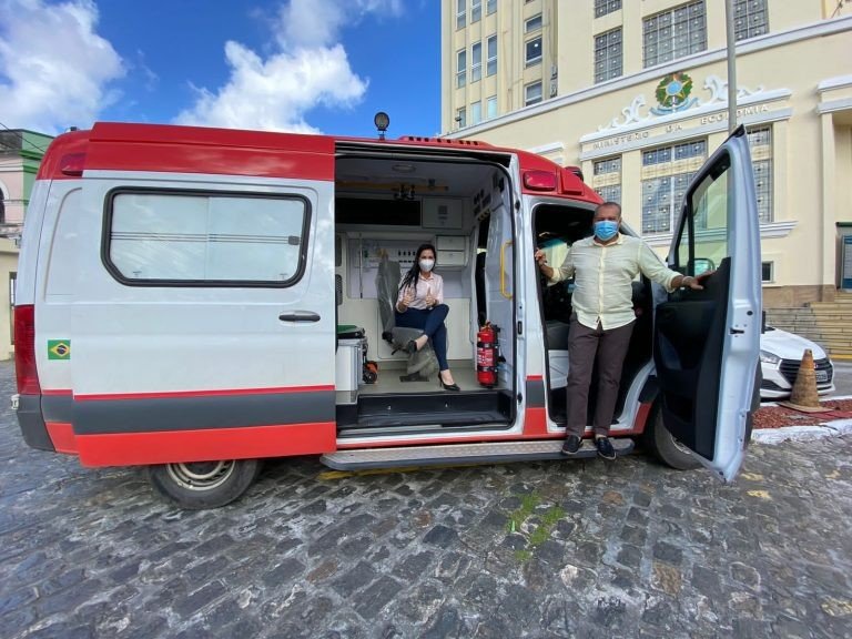 Jerônimo manifesta apoio a estudantes após cortes no MEC