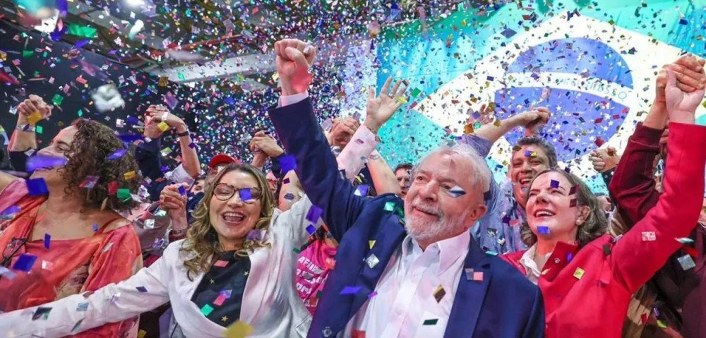 Diplomação de Lula marca vitória da democracia no Brasil