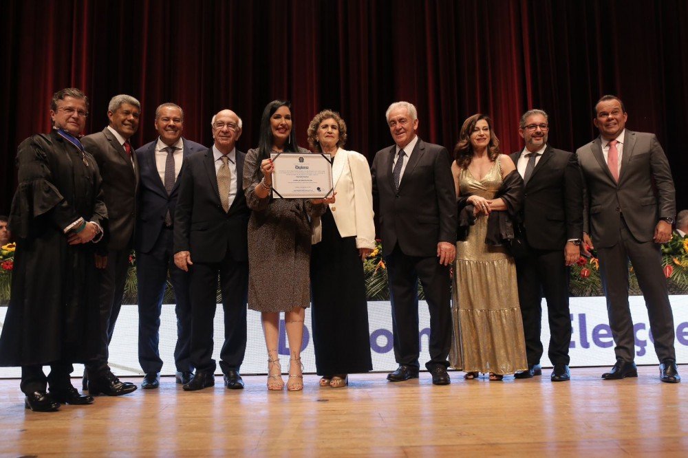 Em cerimônia realizada no Teatro Castro Alves, a deputada estadual Ludmila Fiscina (PV) foi diplomada pelo TRE-BA