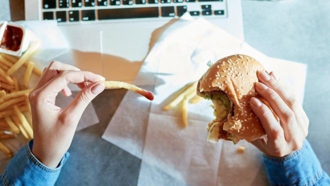Mulheres que comem muito fast food podem ter mais dificuldades em engravidar, diz pesquisa