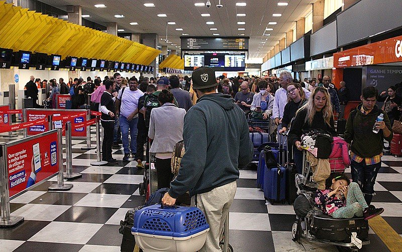 Pilotos e comissários confirmam greve a partir desta segunda-feira (19)