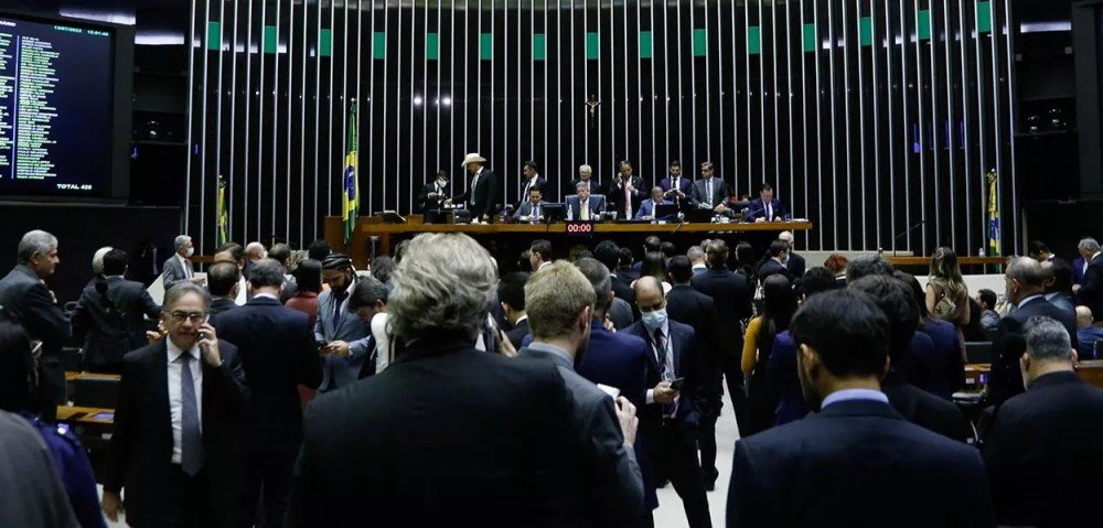 Câmara conclui aprovação da PEC da Transição e texto segue para Senado
