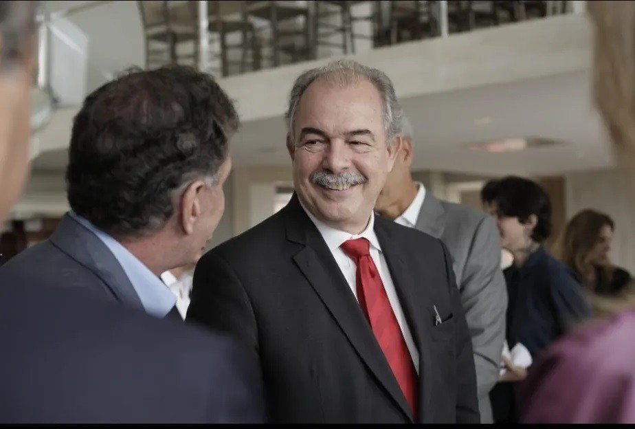 Mercadante anuncia a grandes empresários nomes de mercado para diretoria do BNDES