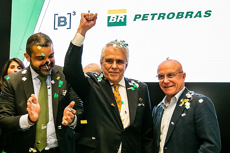 Petrobras vende campo e Eletrobras dá aumento de até 3.500% a diretores no fim do governo