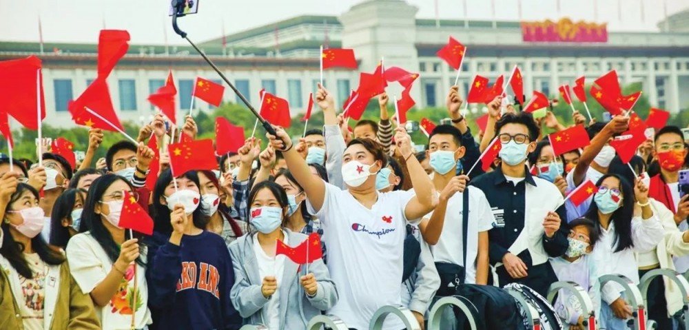 Mais de 60% dos chineses estão otimistas com o futuro, apesar da estratégia de contenção dos EUA