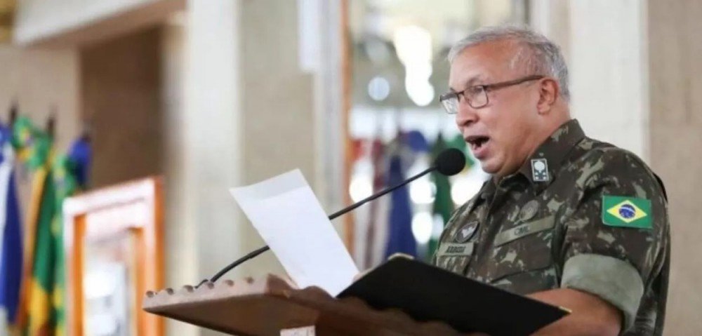 Bolsonaro nomeia indicado de Lula como comandante interino do Exército