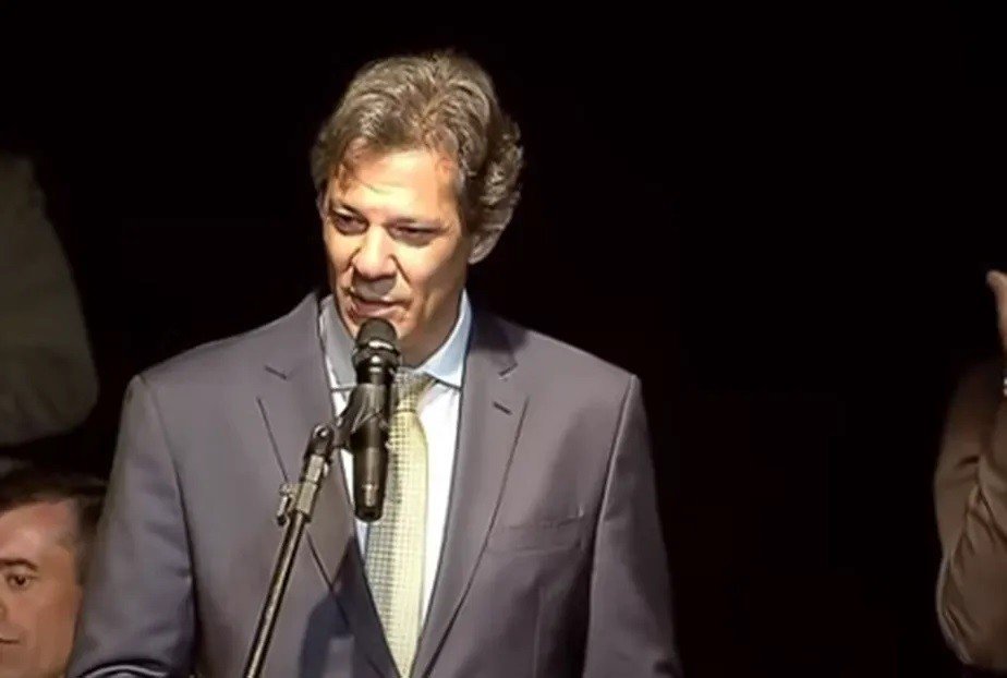 Haddad assume prometendo âncora, cortes, mas mercado desconfia por causa dos combustíveis