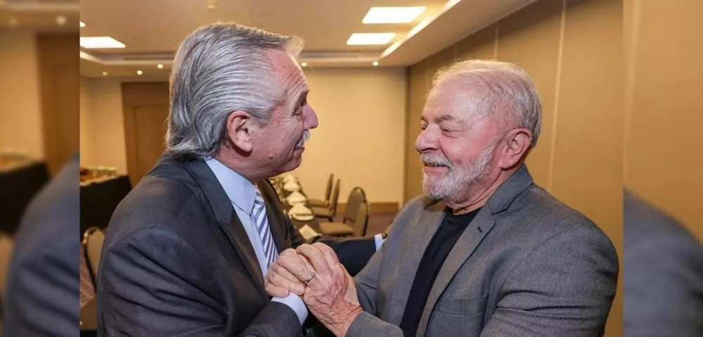 Ao chegar a Buenos Aires, Lula diz que terá trabalho intenso pela cooperação bilateral