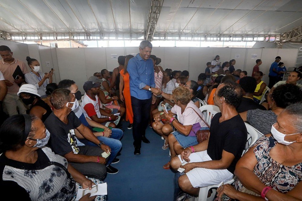 Primeira edição do projeto Saúde Mais Perto, em Paripe, recebe visita do governador Jerônimo Rodrigues