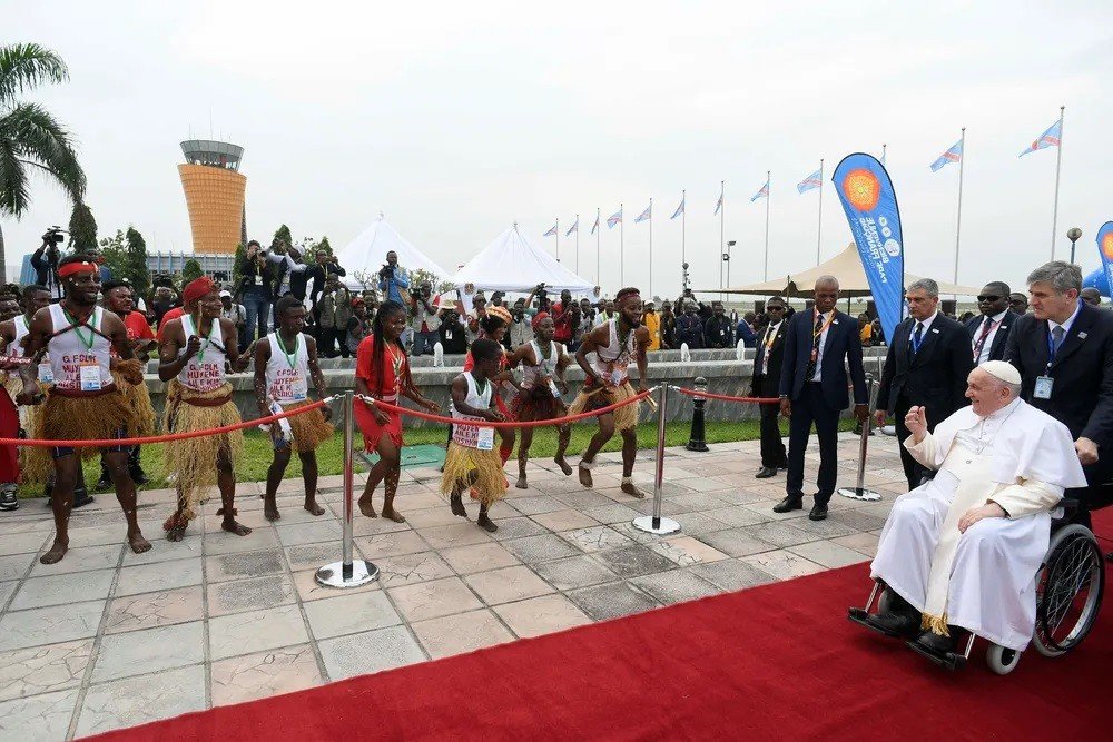 'Tirem as mãos da África', diz papa Francisco ao mundo rico