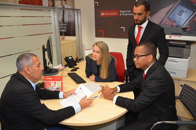 Prefeito assina convênio com Santander para concessão de crédito consignado aos servidores municipais