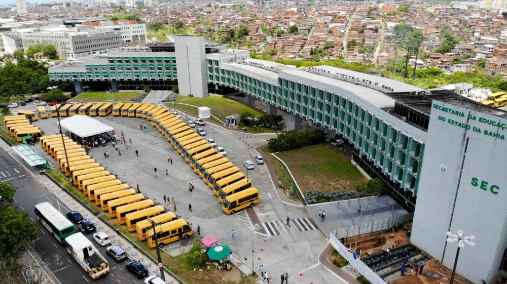 Em Salvador, Jerônimo Rodrigues entrega ônibus escolares que contemplam estudantes da zona rural