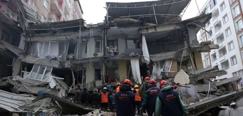 Turquia e Síria, sob frio intenso, têm dificuldade para atender desabrigados por terremotos