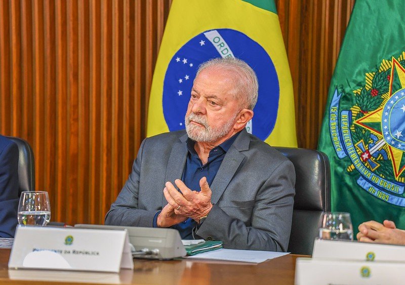 Um mês após ataques terroristas, Lula celebra a democracia restaurada