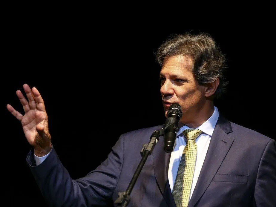 Defendo a harmonização da política monetária e da política fiscal. São braços do mesmo organismo e têm de trabalhar juntos, para o crescimento com baixa inflação,disse Haddad