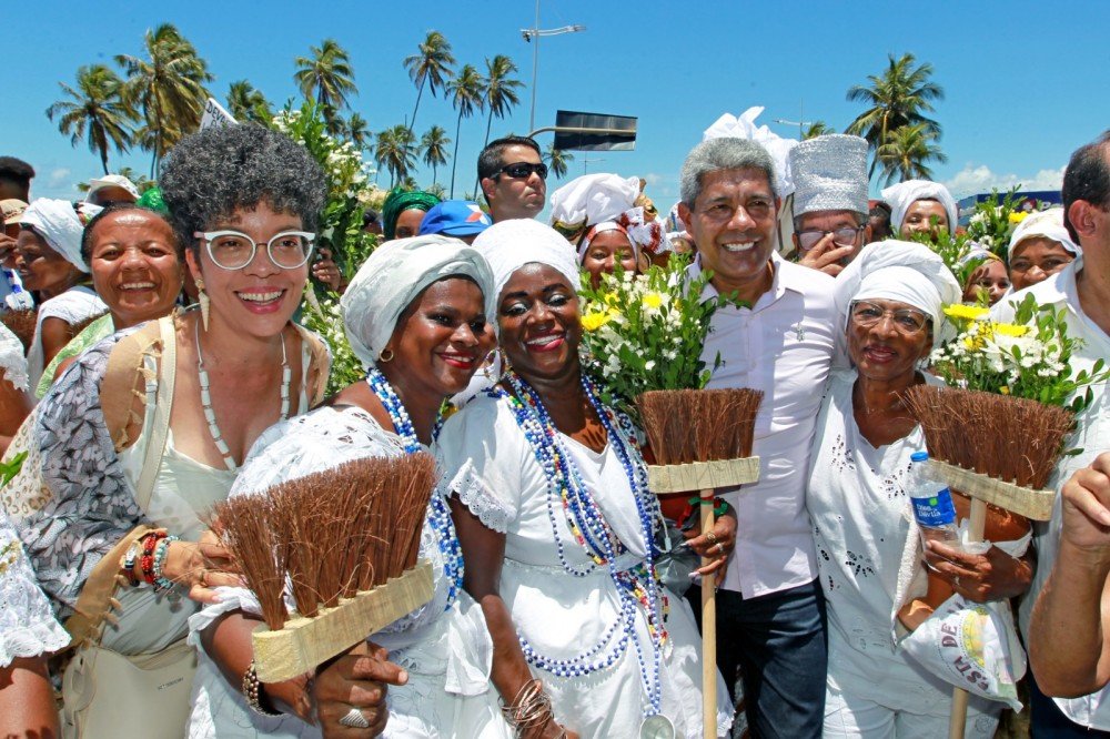 Governador Jerônimo Rodrigues participa da Lavagem de Itapuã, em Salvador