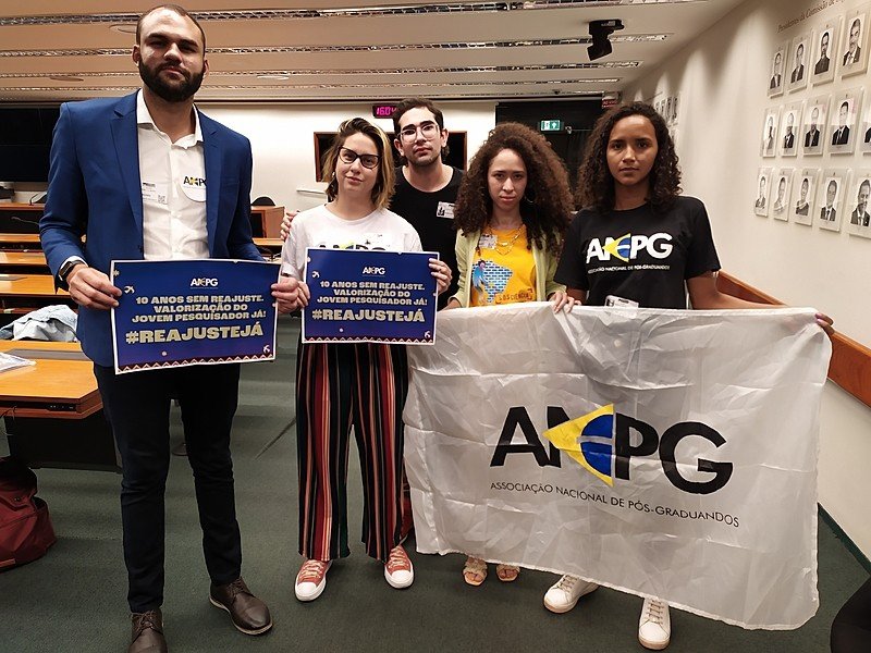 Estudantes pressionam MEC por rapidez no reajuste de bolsas de pesquisa