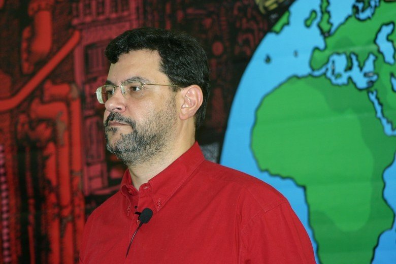 Lula está enfrentando o neoliberalismo e precisa do apoio do povo, diz Rui Costa Pimenta