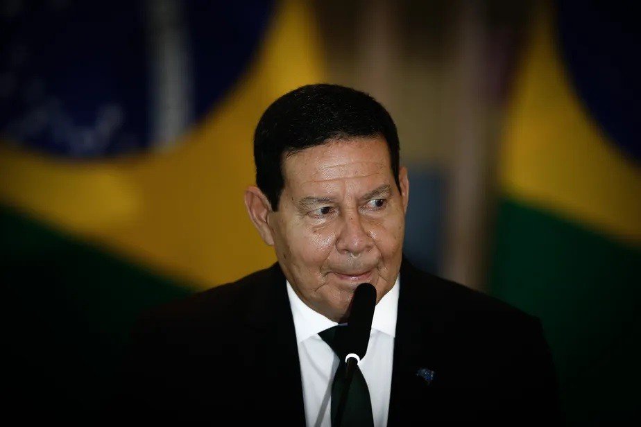 O povo na fila do osso e Mourão usando cartão corporativo em restaurantes e mercado gourmet. A conta? R$ 3,8 milhões