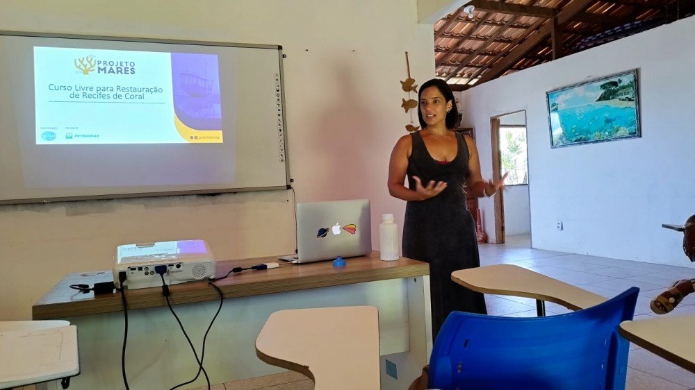 A Ong Pró-Mar realizou hoje (14) o primeiro seminário para apresentar o curso de restauração de corais
