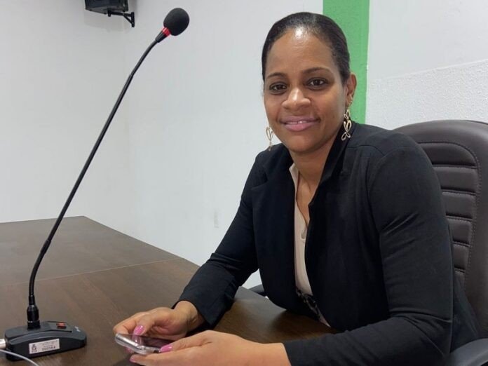 Vereadora denuncia funcionários fantasmas e sofre processo de cassação