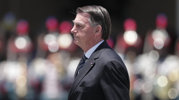 Mais um escândalo - Bolsonaro interferiu na Receita em prol de dívidas de igrejas e defesa de seu filho