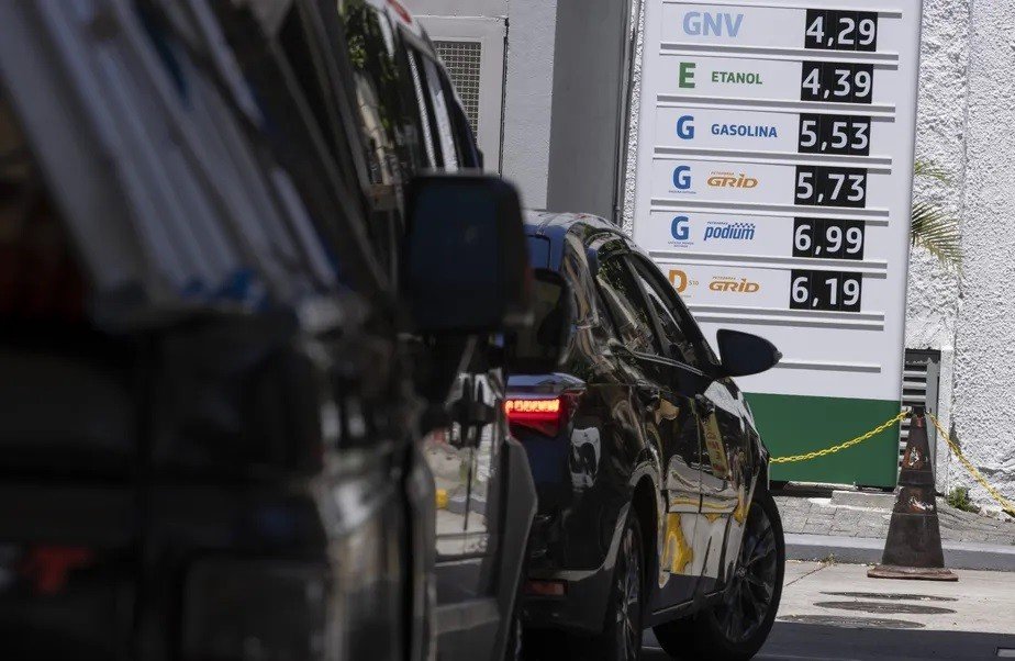 Governo inicia discussão com a Petrobras sobre o fim da paridade de preços