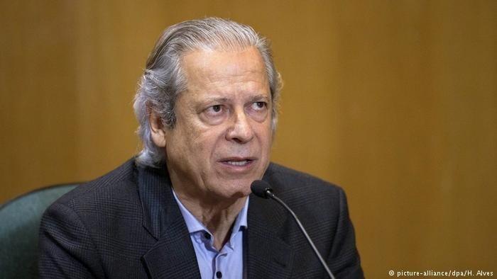 José Dirceu se entrega à Justiça