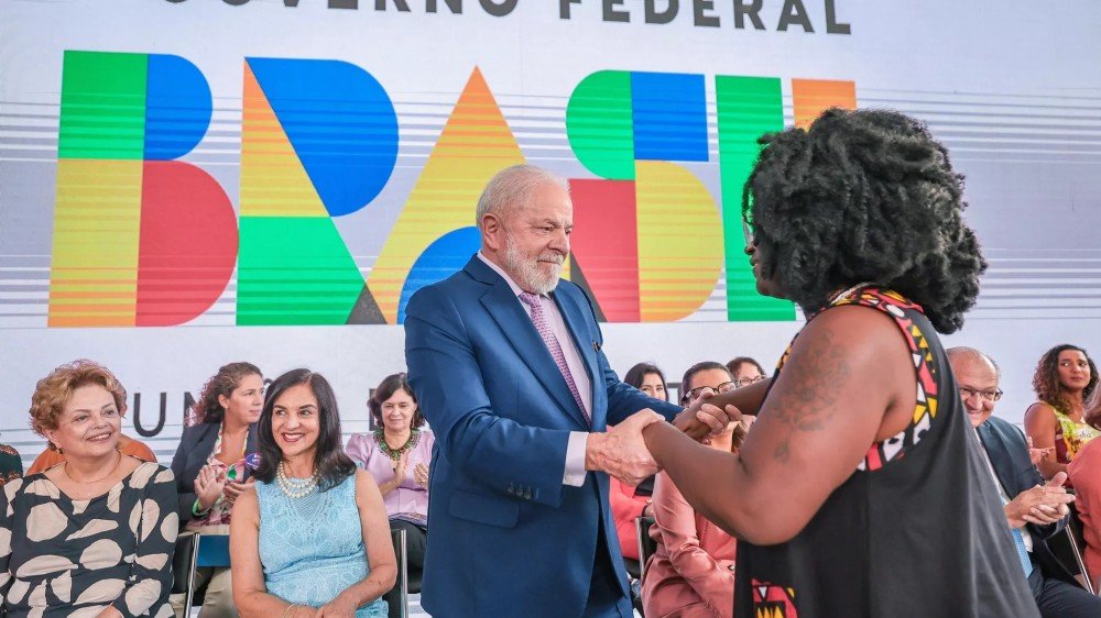 Governo Lula lança pacote de medidas no Dia da Mulher incluindo multa por salário desigual