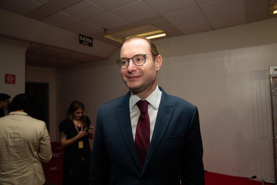 Hildegard Angel levanta uma questão pertinente: 