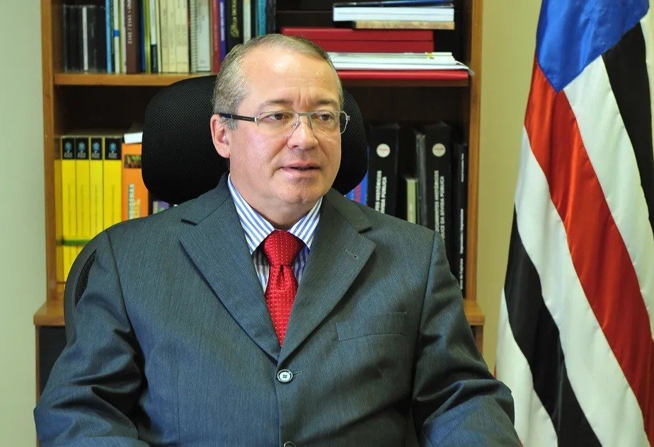 A Polícia Federal está investigando um desembargador e seu filho advogado por um esquema de venda de sentenças a traficantes. Saiba mais sobre o caso