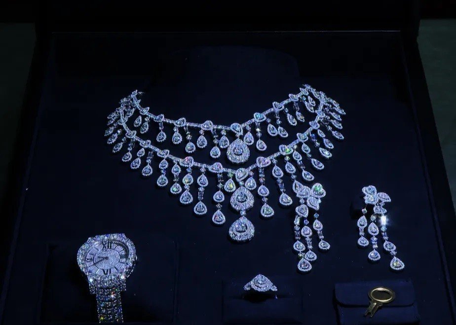 O Tribunal de Contas da União (TCU) decidiu por unanimidade que o presidente Bolsonaro deve devolver as joias ao acervo da Presidência