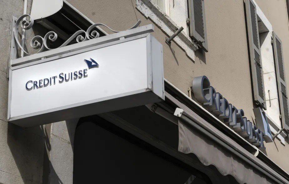 As ações do Credit Suisse desabaram 24%, registrando a maior queda da história e levando a uma queda nas bolsas ao redor do mundo. Saiba mais sobre o assunto