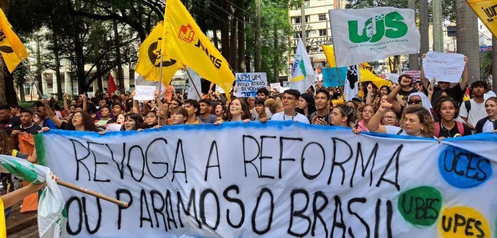 Por todo o país, professores e estudantes saíram às ruas para pedir a revogação do Novo Ensino Médio