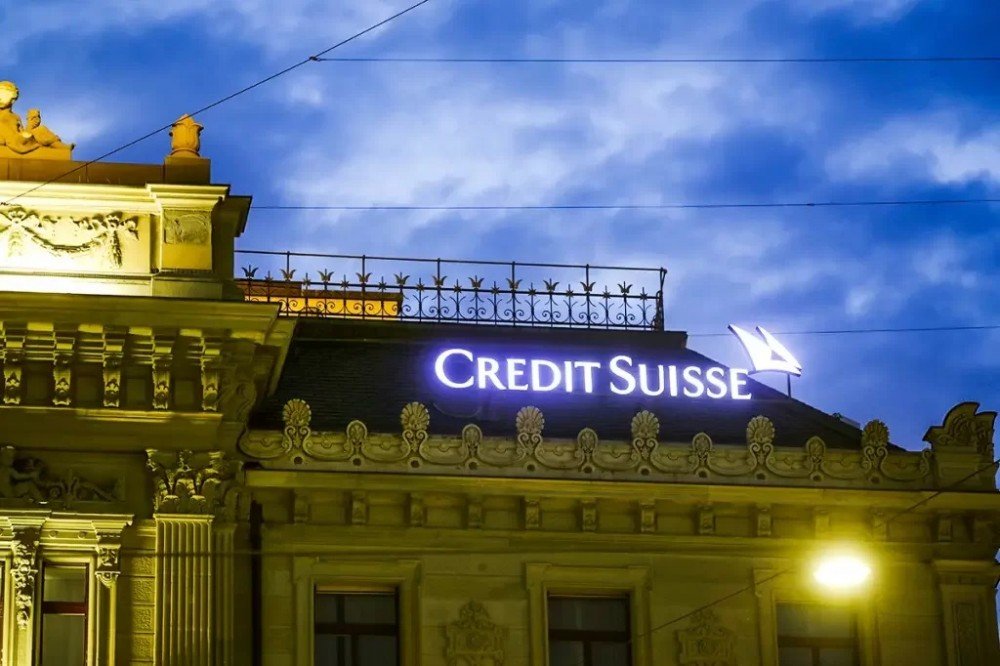 Qual será o futuro do Credit Suisse após a crise e quais serão os impactos para o setor bancário global?