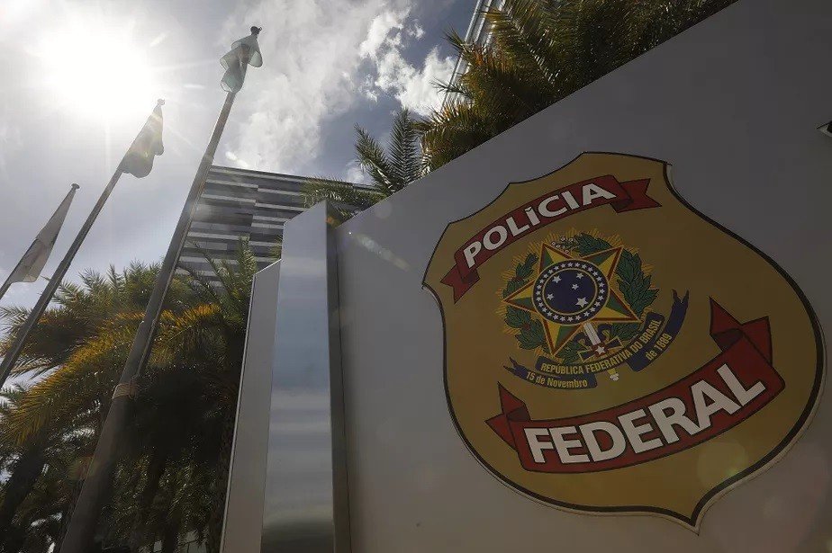 A Polícia Federal abriu um inquérito para investigar o uso de um programa secreto pela Abin, com o objetivo de monitorar a localização de indivíduos. Este caso ficou conhecido como 