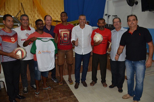 Com apoio do setor empresarial, Prefeitura entrega materiais esportivos à Liga Barreirense de futebol