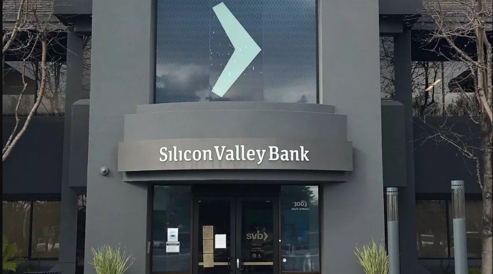 Por que a crise bancária nos EUA ainda não terminou, é explicado por Michael Hudson