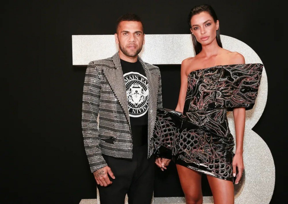 Depois de visitar Daniel Alves na prisão, a esposa do jogador declarou que encerra uma fase de sua vida