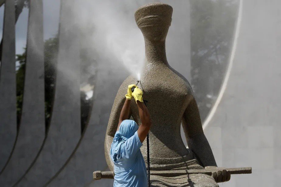 Lesa Pátria: PF prende pichadora de 'perdeu, mané' e homem que furtou bola de Neymar em nova operação