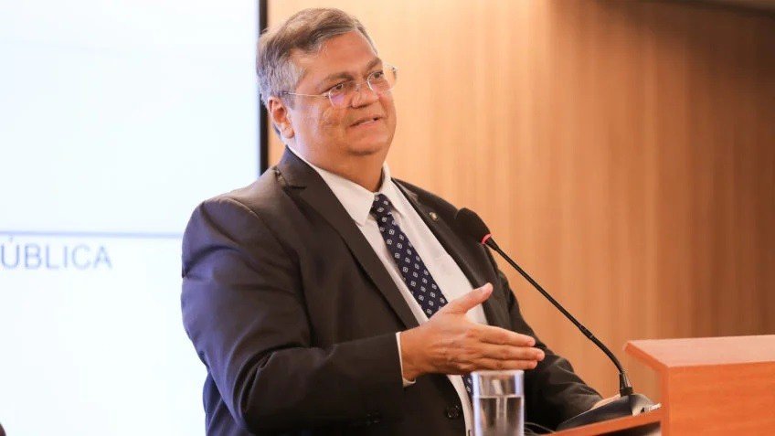 O Ministro Dino levou à Justiça a divulgação de notícias falsas pelo clã Bolsonaro, registrando denúncia junto ao Supremo Tribunal Federal (STF)