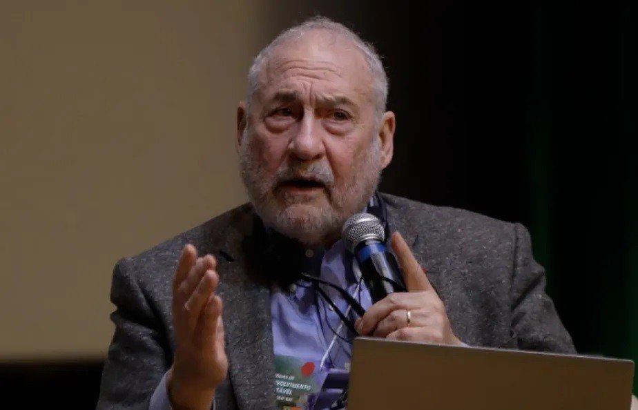 O prêmio Nobel de Economia, Joseph Stiglitz, classificou a taxa de juros praticada no Brasil como 