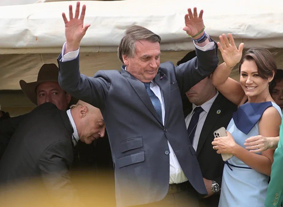 Joias das Arábias: Bolsonaro foi abandonado por filhos e parlamentares nas redes