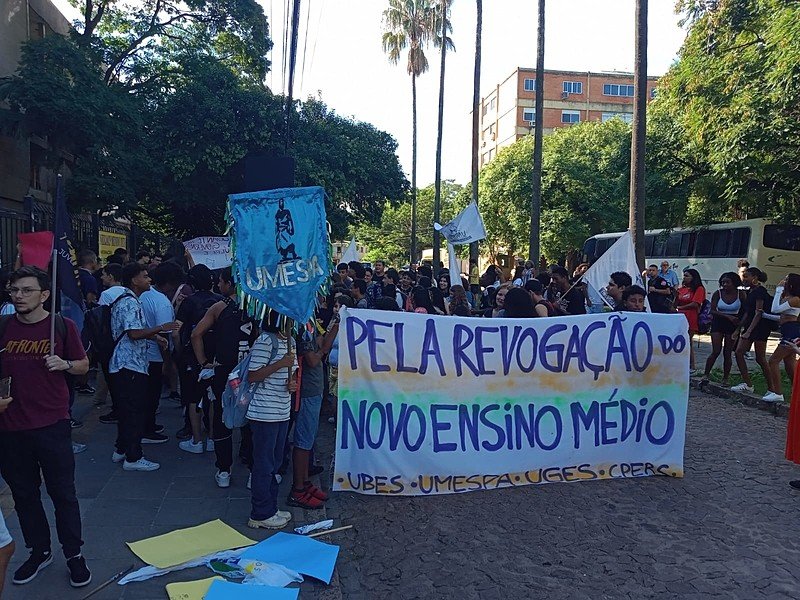 Profissionais da área de educação manifestam-se nas ruas em busca do piso nacional e da revogação do Novo Ensino Médio