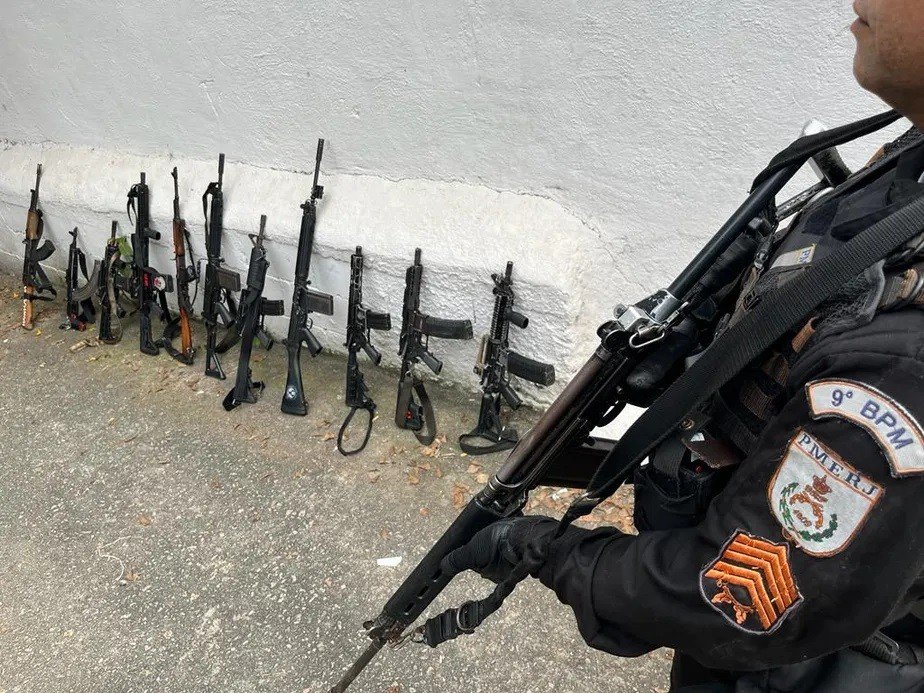 O governo estadual concederá um prêmio em dinheiro aos policiais que apreenderem fuzis, sendo que apenas neste ano, a Polícia Militar retirou 144 armas das ruas