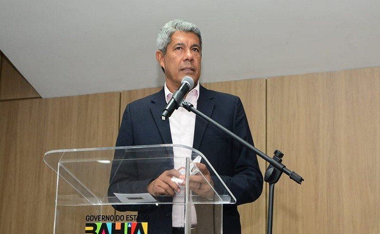 Jerônimo Rodrigues anuncia concessão de cerca de duas mil licenças-prêmios a profissionais da Educação