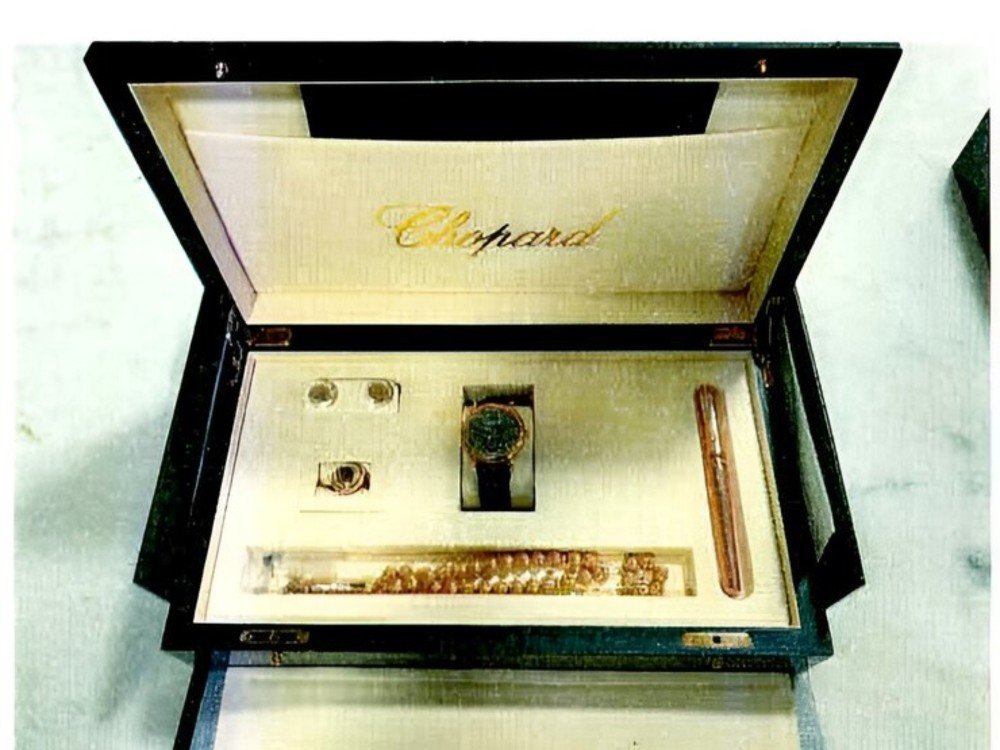 Mais um estojo de joias, que inclui um Rolex de diamantes presenteado pela monarquia saudita, foi apropriado por Bolsonaro