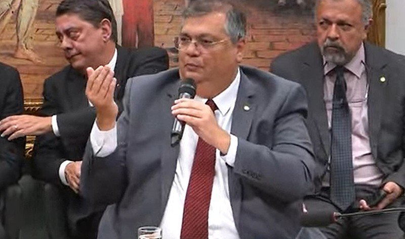 Durante sessão na Câmara, Flávio Dino desmente uma 