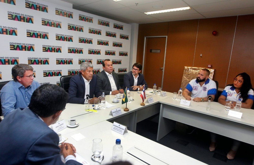 Jerônimo atende solicitação de torcida do Esporte Clube Bahia e determina substituição de cadeiras por arquibancada