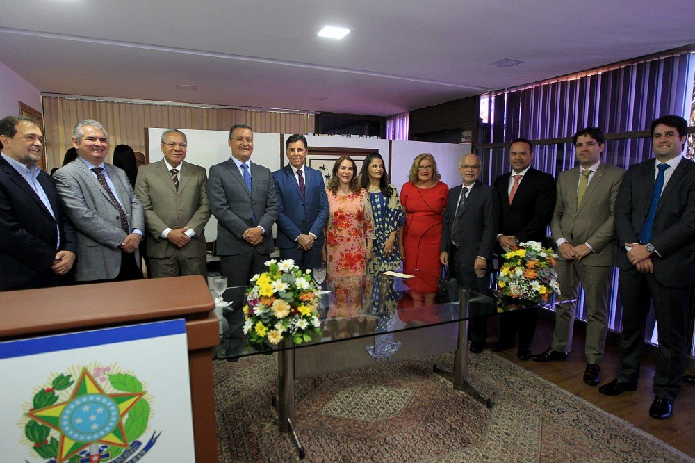 Rui assina projeto que estimula o conhecimento sobre a democracia em escolas da rede pública